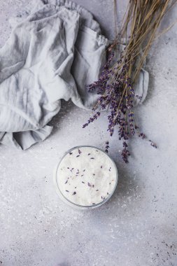 Tuz scrub, lavanta, Gri arka plan üzerinde havlu