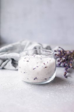 Tuz scrub, lavanta, Gri arka plan üzerinde havlu