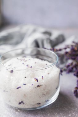 Tuz scrub, lavanta, Gri arka plan üzerinde havlu