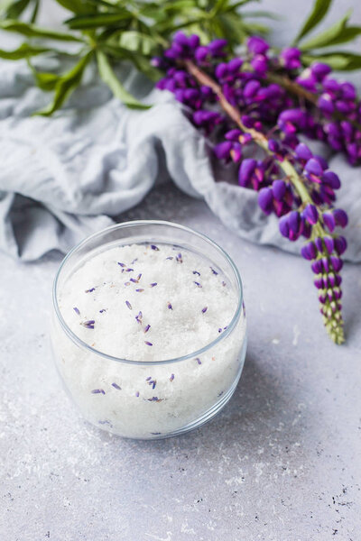 Скраб, лаванда, игрушка на сером фоне
