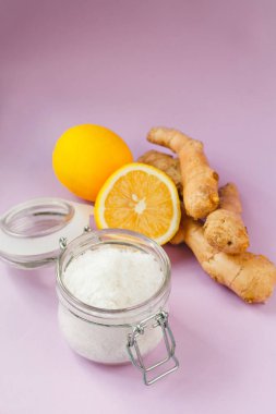 Fırçalayın. Deniz tuzu. Limon. Zencefil. Pembe arka plan