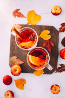  Portakal dilimi, anason ve tarçın çubukları ile sıcak kırmızı mulled şarap. Üstte görüntü