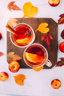  Portakal dilimi, anason ve tarçın çubukları ile sıcak kırmızı mulled şarap. Üstte görüntü