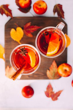  Portakal dilimi, anason ve tarçın çubukları ile sıcak kırmızı mulled şarap. Üstte görüntü