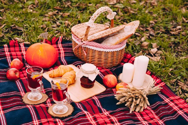 Jesienny Piknik Grzane Wino Kosz Piknikowy Hodowane Pumkin Dżem Rogalika — Zdjęcie stockowe