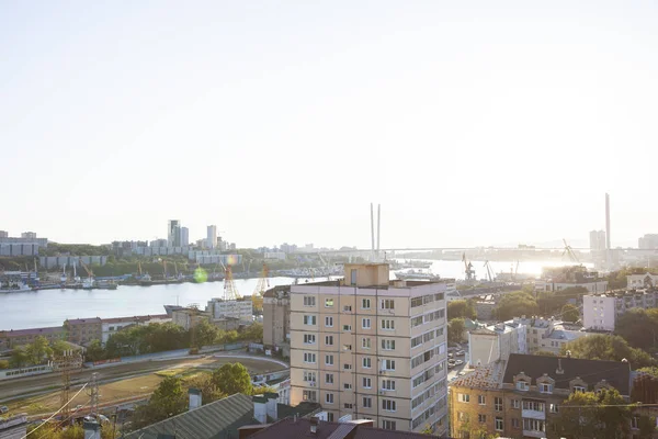 Vladivostok şehri Suset 'te. Binalar, köprü, deniz