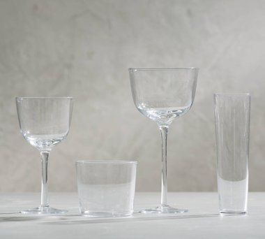 Boş bardak şişesinin renkli fotoğrafı