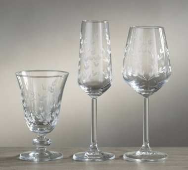 Bir bardak sarı Zinfandel ve dört boş şarap kadehi.