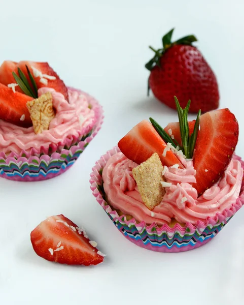 Cupcake Rosa Con Fette Crema Fragola Sfondo Bianco Primo Piano — Foto Stock