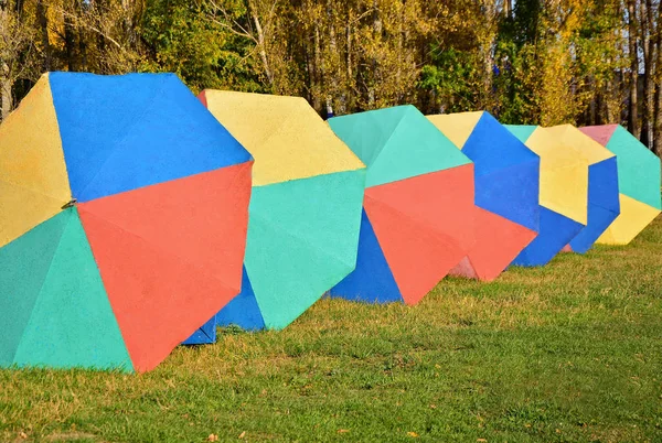 Яркие Цветные Зонтики Лежат Траве Летом — стоковое фото