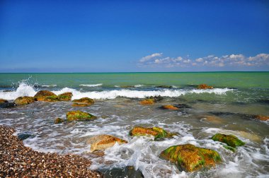 Ön planda pitoresk taşlar ile bir yaz gününde Deniz manzara.