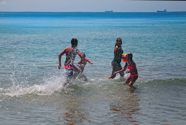 Четверо Детей Играют Мяч Воде Пляже Летом — стоковое фото