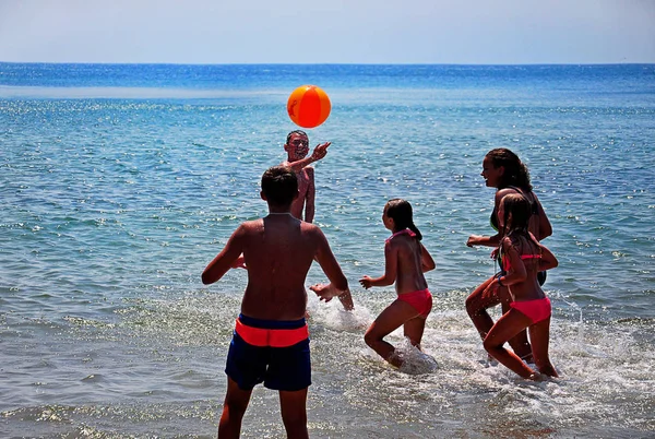 Silhouettes Enfants Jouant Ballon Dans Eau Sur Fond Mer Bleue — Photo