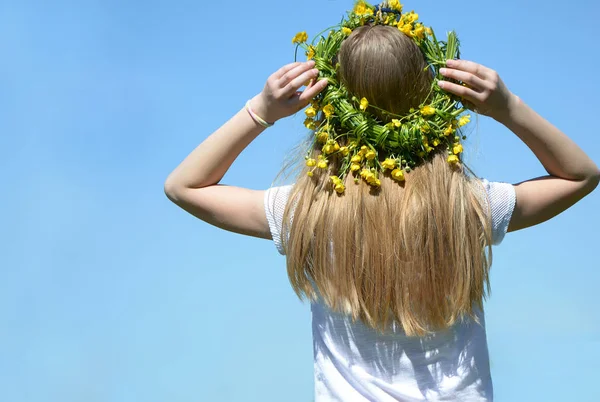 Uma Menina Está Costas Com Uma Coroa Flores Amarelas Cabeça — Fotografia de Stock