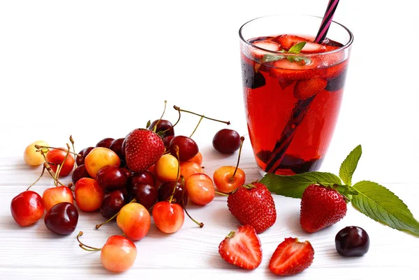 Fresas Cerezas Hojas Menta Vaso Con Una Bebida Bayas Frías — Foto de Stock