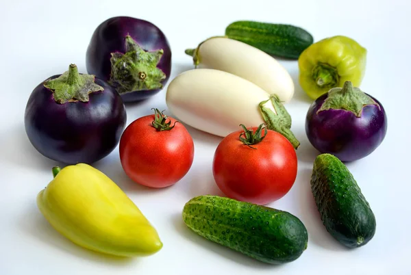 Tomates Maduros Jugosos Pepinos Pimientos Berenjenas Púrpuras Blancas Sobre Fondo — Foto de Stock