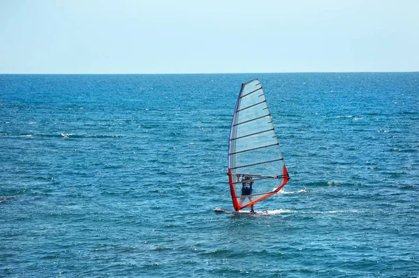 Мужчина Занимается Виндсерфингом Открытом Море — стоковое фото