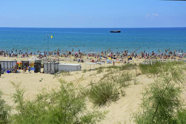 Россия, Анапа, июль 2019 года. Черноморское побережье и песчаные пляжи — стоковое фото