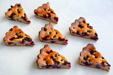 Böğürtlenli turtanın minimum kompozisyonu, tatlı tatlı konsepti. Kapat.