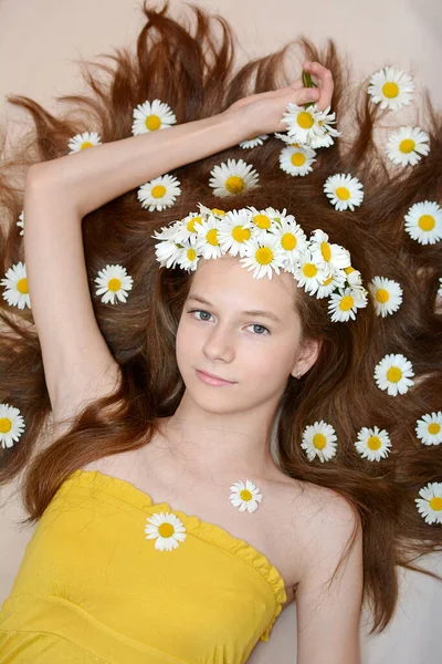 Vertical Portrait Girl Yellow Dress Wreath Daisy Flowers Her Head — Stock Photo, Image