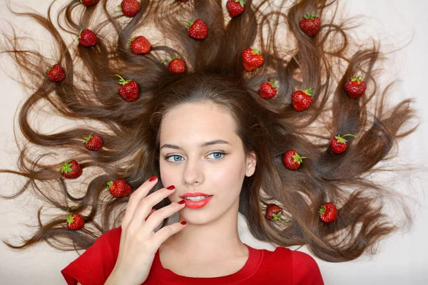 Retrato Una Hermosa Chica Con Fresas Rojas Pelo Suelto Acostada — Foto de Stock