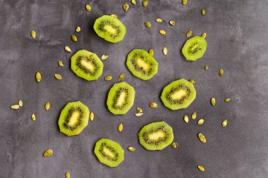 Arka planda yeşil kivi ve kabak tohumları var. Kavram