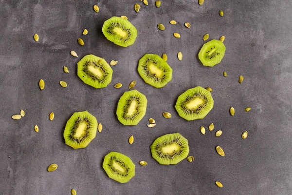 Arka planda yeşil kivi ve kabak tohumları var. Kavram