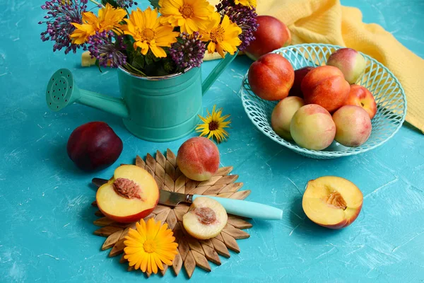 Composição Verão Pêssegos Maduros Damascos Flores Uma Lata Rega Decorativa — Fotografia de Stock