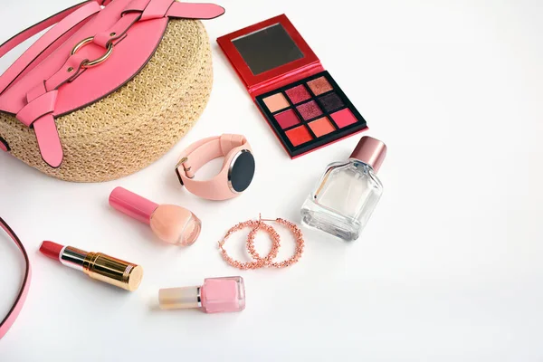 Bolso Verano Rosa Perfume Joyas Lápiz Labial Esmalte Uñas Reloj — Foto de Stock