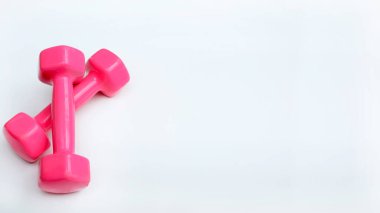 Beyaz arka planda pembe dambıllar. Tasarım ve metin için yan alanı var. Spor ve spor konsepti. Yukarıdan bak. Pankart