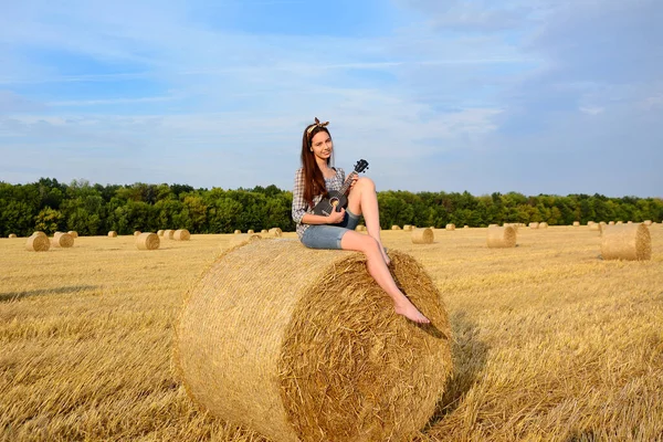 Menina Sorridente Sentada Fardo Palha Campo Dourado Com Ukulele Suas — Fotografia de Stock