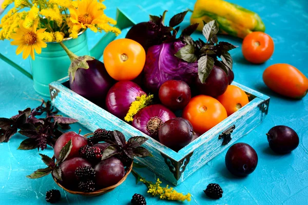 Μωβ Και Κίτρινα Λαχανικά Και Φρούτα Ξύλινο Φόντο Ντομάτες Μελιτζάνες — Φωτογραφία Αρχείου