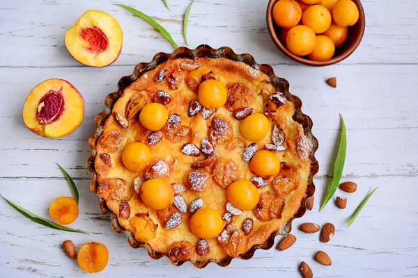 Hafif ahşap arka planda kayısılı ev yapımı iştah açıcı turta, üst manzara. Yakın plan.