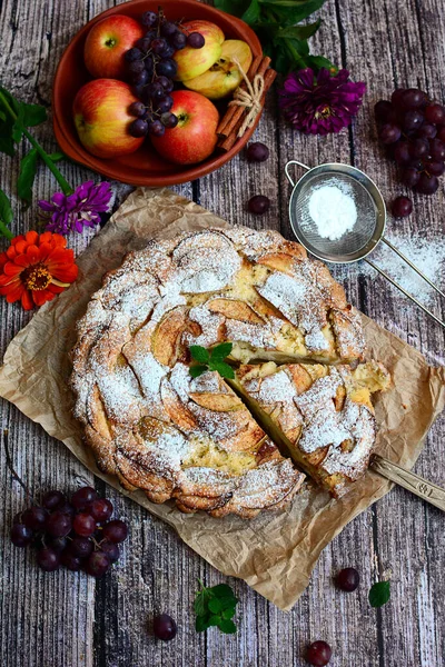 Verticaal Bovenaanzicht Van Appeltaart Met Poedersuiker Druiven Bloemen Een Houten — Stockfoto