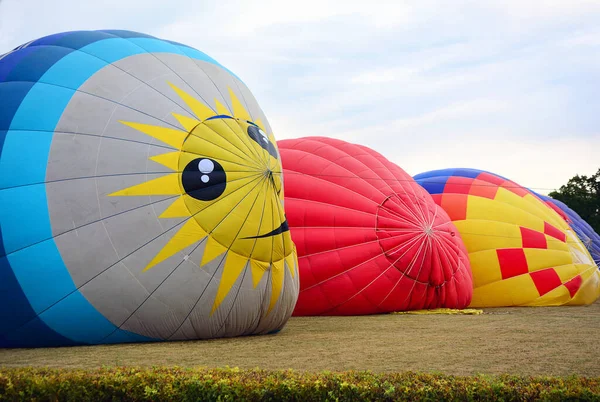 Πολύχρωμα Μπαλόνια Βρίσκονται Στο Έδαφος Και Είναι Φουσκωμένα Πριν Από — Φωτογραφία Αρχείου