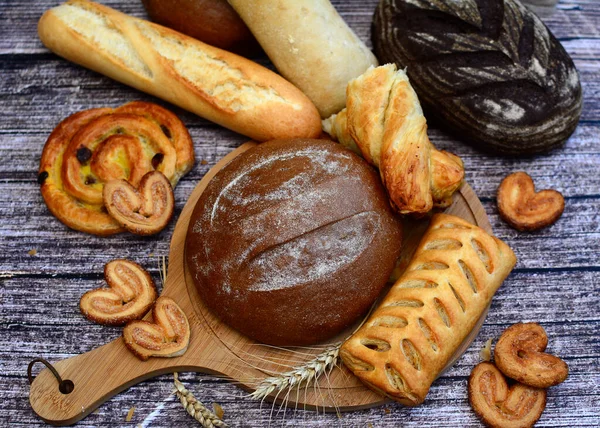 Productos Panadería Composición Pan Fresco Baguette Bollos Galletas Sobre Fondo —  Fotos de Stock