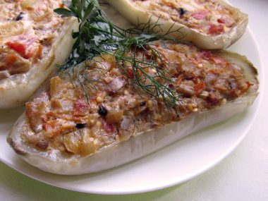 Beyaz bir tabakta patlıcan dolması