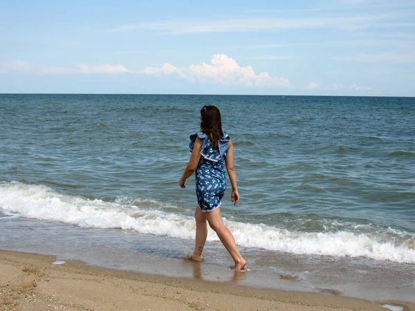 Girl Dress Walks Beach — Stock Photo, Image