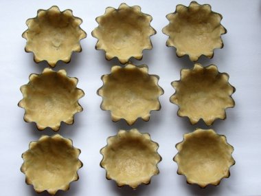 Bir fırın kabında Shortbread hamur 