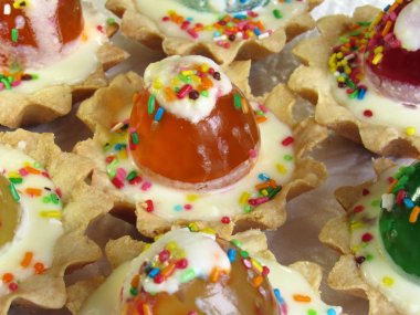 Bir sepette geleneksel şenlikli yumurta gıda