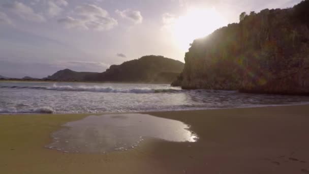 Ходьба Уздовж Пляжу Зйомки Повільному Voidokilia Греція — стокове відео
