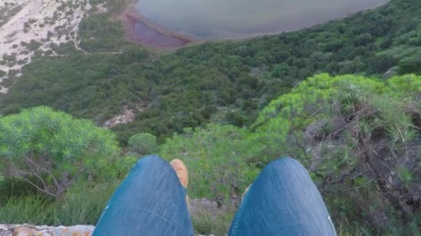 Slow Motion Handhållen Skott Fötter Dinglande Medan Sitter Kanten Slotts — Stockvideo