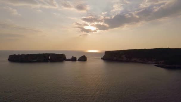 Lotnicze Strzał Pływające Nad Morzem Zbliża Się Skaliste Wyspy — Wideo stockowe