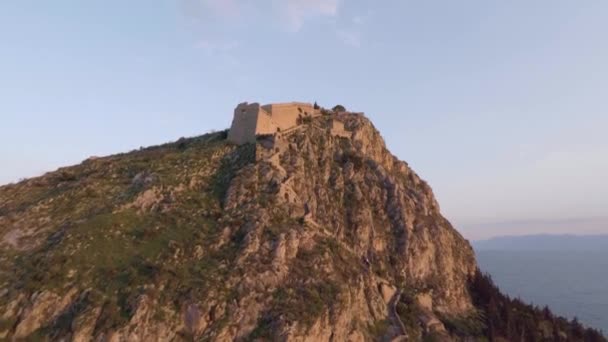 Plano Aéreo Colina Ascendente Llegar Castillo Parte Superior — Vídeo de stock