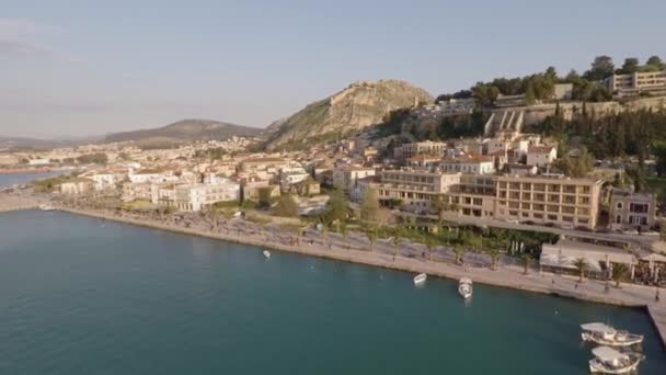 Tiro Aéreo Voando Acima Cidade Para Colina Castelo Nafplio Grécia — Vídeo de Stock