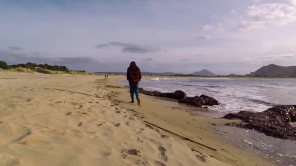 Fotografía Cámara Lenta Una Niña Caminando Por Costa Playa Voidokilia — Vídeo de stock