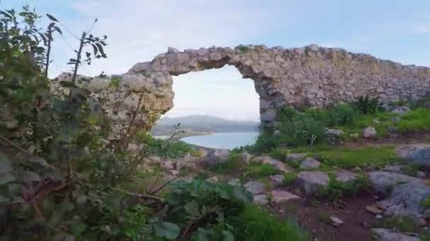 Handhållen Slow Motion Sköt Går Genom Fönsterliknande Hål Slottsmuren Paleokastro — Stockvideo