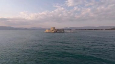 İnsansız hava aracı denizden ateş etti, Nafplio'daki Bourtzi kalesine yaklaşıyor - Yunanistan