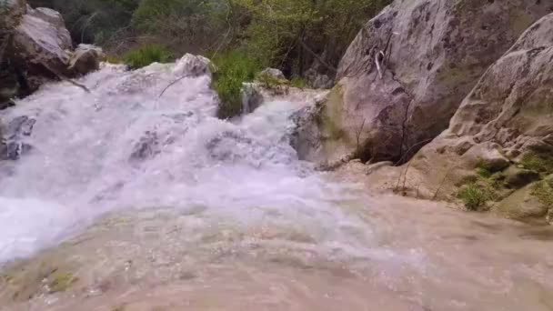 Powolny Ruch Ręczny Strzał Małego Wodospadu Polilimnio Grecja — Wideo stockowe