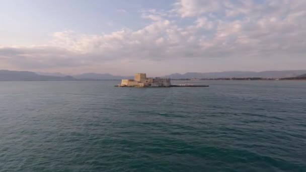 Drone Disparó Sobre Mar Acercándose Castillo Bourtzi Nafplio Grecia — Vídeo de stock